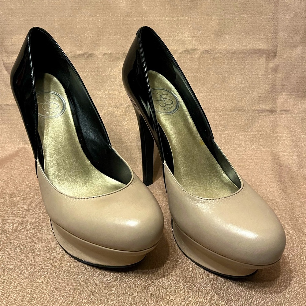 Jessica Simpson Fawn/Black Edore platform pump size 6